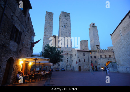 Türme und Restaurant auf dem Piazza Delle Erbe, San Gimignano Toskana Italien Stockfoto