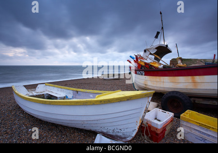 Eine stimmungsvolle Morgen um Weybourne an der North Norfolk Küste zeigt die kleine Fischereiflotte auf den Kiesstrand Stockfoto