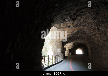 Galerien Cliffside Tunnel, Straße unter Felsüberhang entlang marble Canyons, Schlucken Grotte (Yanzikou) Trail, Taroko Nationalpark, Hualien, Taiwan Stockfoto