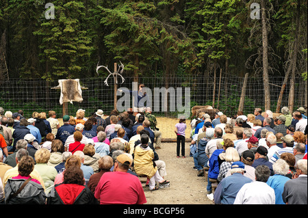 Junge Frau Athabascan erklärt Elemente ihrer Heimat Kultur Touristen Chena Dorf Alaska Stockfoto