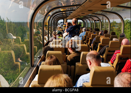 Touristen genießen den Panoramablick an Bord eines Double Decker Zug Auto auf der Alaska Railroad Alaska system Stockfoto