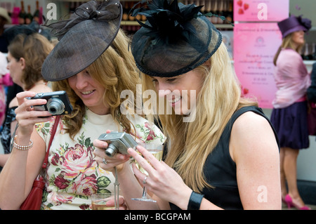 Royal Ascot Pferderennen, Ladies Day, Berkshire, England, Vereinigtes Königreich Stockfoto