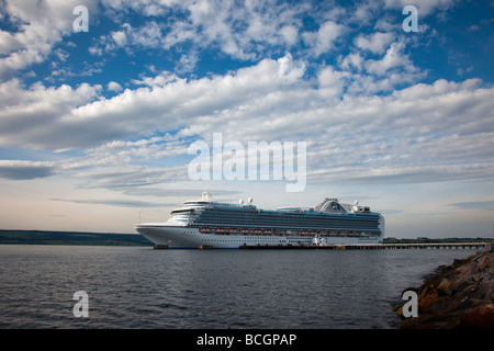 Auf See die Kronprinzessin britisch-amerikanischen Besitz großes Schiff Kreuzfahrtschiff in Invergordon, Cromarty Firth, Schottland, Großbritannien Stockfoto