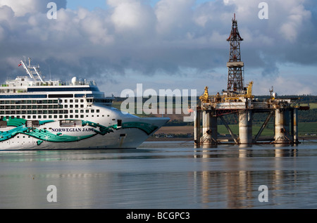 Großes Schiff im Hafen. Norwegian Jade Kreuzfahrtschiff und Öl semi-submersible rig Plattform an Invergordon, Cromarty Firth, Schottland, Großbritannien Stockfoto