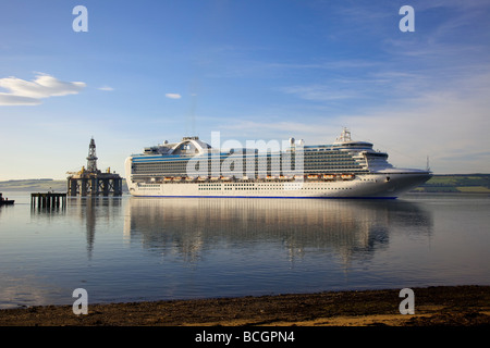 Marine & Reflexionen des Kreuzfahrtschiffes. Die Kronprinzessin britisch-amerikanische im Besitz großer Büchse an den Invergordon, Cromarty Firth, Schottland, Großbritannien anreisen Stockfoto