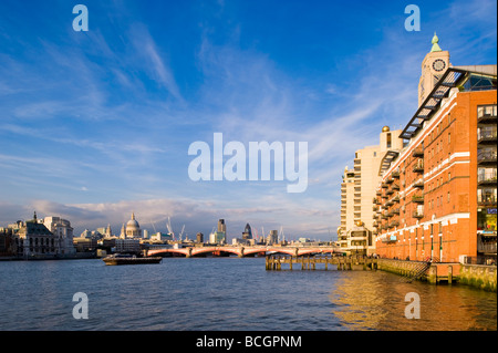 Oxo Tower Wharf mit Blick auf die Themse Fluß London Vereinigtes Königreich Stockfoto