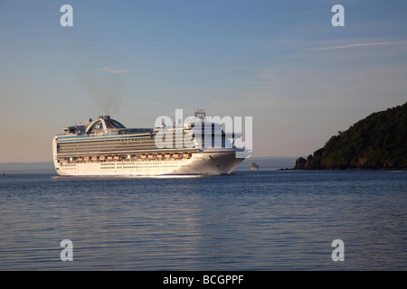 Marine & Reflexionen des Kreuzfahrtschiffes. Die Kronprinzessin britisch-amerikanische im Besitz großer Büchse an den Invergordon, Cromarty Firth, Schottland, Großbritannien anreisen Stockfoto