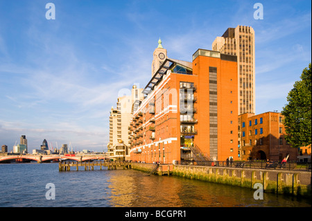 Oxo Tower Wharf mit Blick auf die Themse Fluß London Vereinigtes Königreich Stockfoto