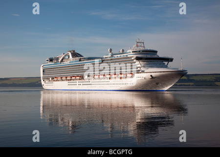 Marine & Reflexionen des Kreuzfahrtschiffes. Die Kronprinzessin britisch-amerikanische im Besitz großer Büchse an den Invergordon, Cromarty Firth, Schottland, Großbritannien anreisen Stockfoto