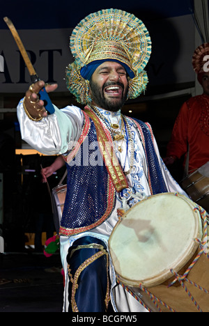 GURCHARAN MALL der Dhol Blasters in Birmingham spielen Bhangra in Rootsville 2007 Stockfoto