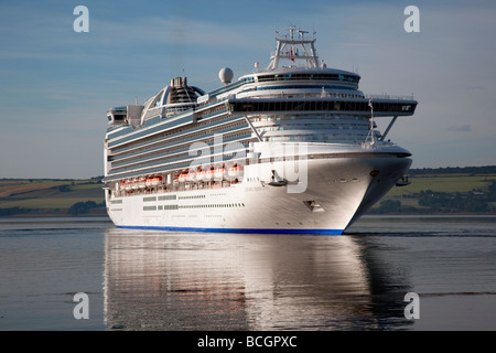 Marine & Reflexionen des Kreuzfahrtschiffes. Die Kronprinzessin britisch-amerikanische im Besitz großer Büchse an den Invergordon, Cromarty Firth, Schottland, Großbritannien anreisen Stockfoto