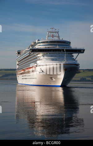 Marine & Reflexionen des Kreuzfahrtschiffes. Die Kronprinzessin britisch-amerikanische im Besitz großer Büchse an den Invergordon, Cromarty Firth, Schottland, Großbritannien anreisen Stockfoto