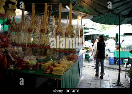 Girlande Blumen zum Verkauf an Pak Khlong Talat Blumenmarkt, Bangkok, Thailand Stockfoto