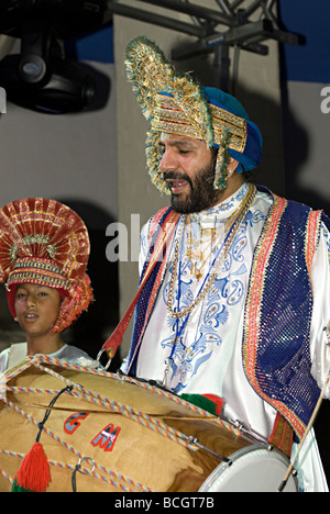 GURCHARAN MALL der Dhol Blasters in Birmingham spielen Bhangra in Rootsville 2007 Stockfoto