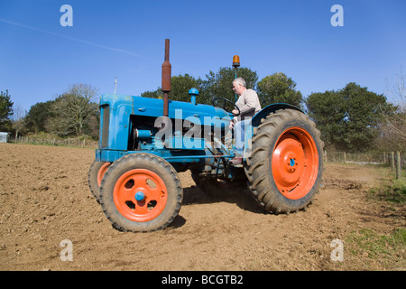 Eggen mit einem Fordson major Traktor Cornwall Stockfoto