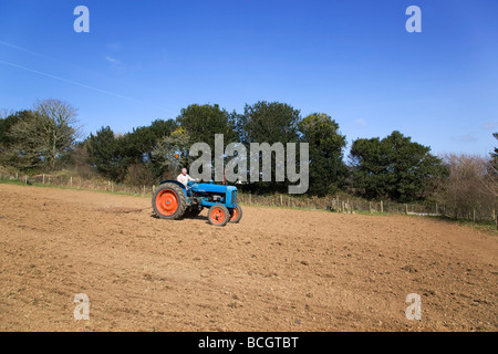 Eggen mit einem Fordson major Traktor Cornwall Stockfoto