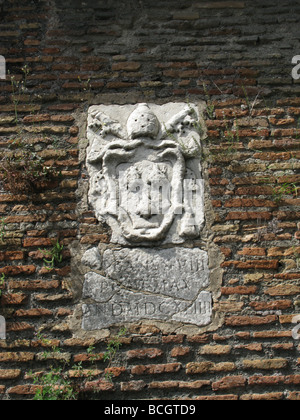 alten päpstlichen Carven auf Straße Wand in Rom, Italien Stockfoto