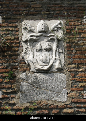 alten päpstlichen Carven auf Straße Wand in Rom, Italien Stockfoto