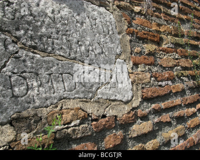 alten päpstlichen Carven auf Straße Wand in Rom, Italien Stockfoto