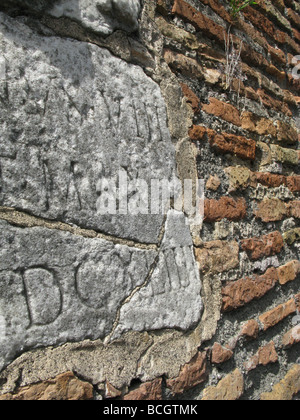 alten päpstlichen Carven auf Straße Wand in Rom, Italien Stockfoto