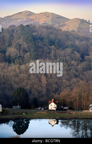 BRITISCHE CAMP-RESERVOIR IN DER MALVERNS MIT PINNACLE HILL UND WORCESTERSHIRE LEUCHTTURM IN DER FERNE AUF EINEN FRÜHEN FRÜHLING ABEND UK Stockfoto