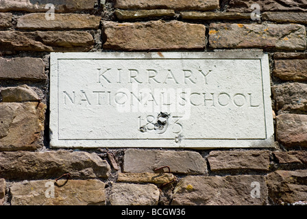 Kirrary National School Plakette an der Wand der Schule verwendet im Film Ryans Tochter (1970) gefilmt in Dingle, Irland. Stockfoto