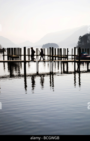 Bootssteg am Derwent Water Keswick Cumbria England Stockfoto