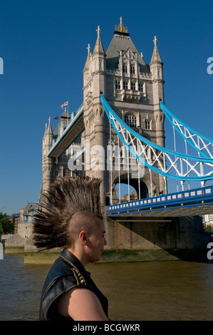 Junger Mann mit einem Irokesenschnitt Haarschnitt von Tower Bridge in London Stockfoto