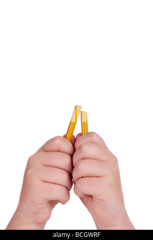 Ein vertikales Bild von einem gebrochenen Bleistift in ein Kind s Hände auf weißen Textfreiraum