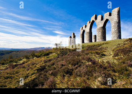 Fyrish Monument an einem schönen Tag auf Fyrish Hill, in der Nähe von Evanton, Easter Ross Schottland gesagt, eine Nachbildung des Gates Negapatam Stockfoto