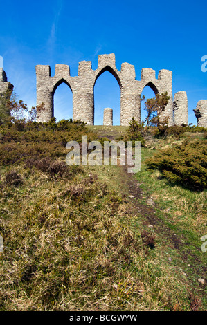 Fyrish Monument an einem schönen Tag auf Fyrish Hill, in der Nähe von Evanton, Easter Ross Schottland gesagt, eine Nachbildung des Gates Negapatam Stockfoto