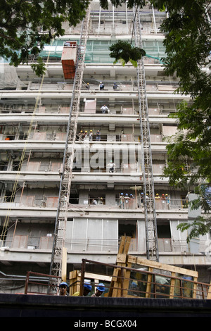 Bau des 27-stöckigen Gebäudes des indischen Geschäftsmannes Mukesh Ambani, Antilla, in Mumbai, der teuersten Privatresidenz der Welt. Stockfoto