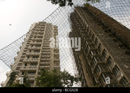 Ein Sicherheitsnetz dient dazu, tödliche Sturzunfälle auf einer Baustelle für ein neues Hochhaus in Mumbai in Indien zu verhindern. Stockfoto