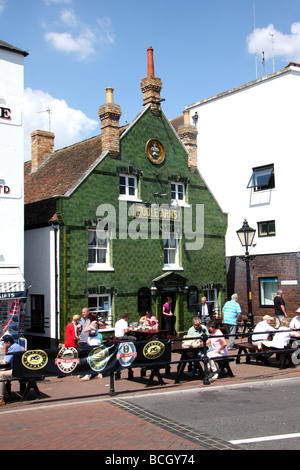 Grüne Keramik gefliest Fassade auf Poole Arme, Poole, Dorset, Großbritannien Stockfoto