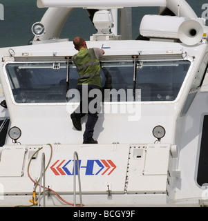 Service-Ingenieur arbeitet an einem Fluggast Hovercraft Hovertravel DESUNTERNEHMENS bei Ryde Isle Of Wight England UK Stockfoto