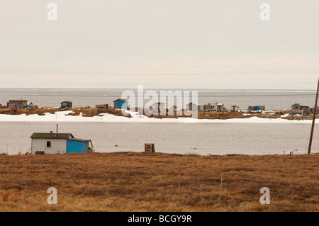 EIN EXISTENZMINIMUM FISHING CAMP EINMAL FORT DAVIS AN DER MÜNDUNG DES FLUSSES NOME AN DAS BERINGMEER Stockfoto