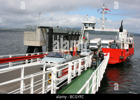 Passagiere und Fahrzeuge verlassen die Fähre McInroy Zeitpunkt, Gourock, Schottland Stockfoto