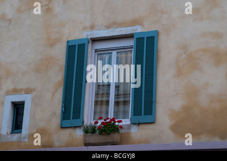 Nimes-Fenster mit blauen Fensterläden und Blumenkorb Frankreich Stockfoto