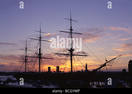 HMS Krieger in Portsmouth bei Sonnenuntergang Stockfoto