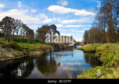 Der River Carron, die viele Angler zum Fischen, genommen auf eine feine Frühlingsabend mit der Brücke bei Ardgay in Schottland zu verwenden. Stockfoto