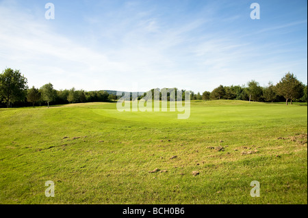 An einem sonnigen Tag auf dem Golfplatz anzeigen Stockfoto