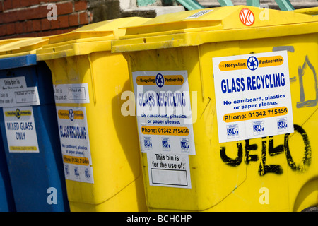 Linie der gelben Commerical recycling Abfalleimer für Glas mit einem einzigen blauen Mischglas bin, Brighton, East Sussex. Stockfoto