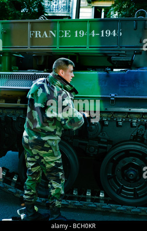 Paris Frankreich, "Öffentliche Veranstaltungen" "Bastille Day" Feier "14. Juli" Militärparade französische Armee Mann Vorbereitung Tank Stockfoto