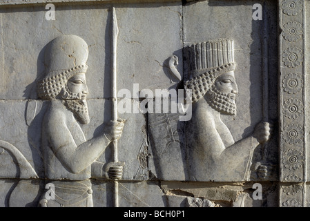 Teil von einem Flachrelief von Wachen oder Adlige in Persepolis in der islamischen Republik Iran Persepolis wurde als UNESCO-Weltkulturerbe Stockfoto