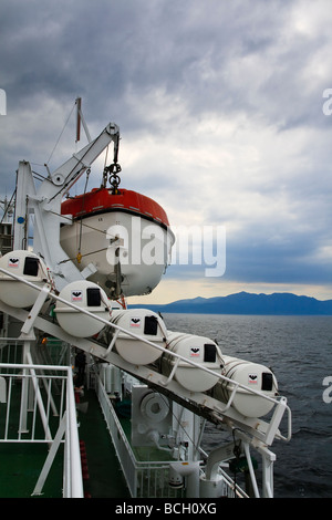 Frühere Rettungsinseln auf Fähre nach Arran, Schottland anzeigen Stockfoto