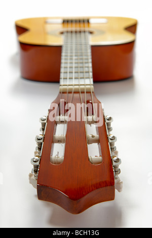 Ansicht der Gitarre von der Kopfplatte auf weißem Hintergrund Stockfoto