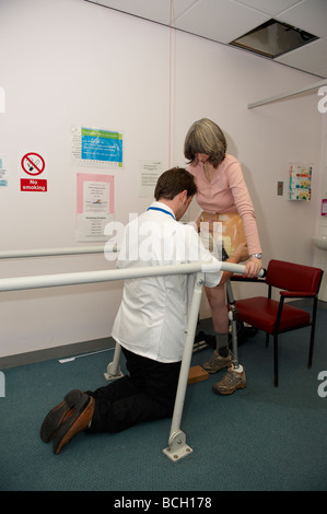 Frau Amputierte mit einer Beinprothese vom Orthopädie-Techniker-Orthopädie Stockfoto