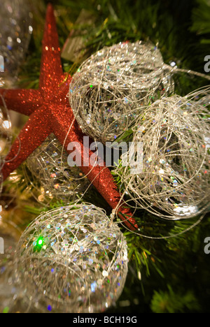 rote Sterne Weihnachten oder Urlaub Ornament hängen von Baum mit geringen Schärfentiefe von mit selektiven Fokus-Objektiv Stockfoto