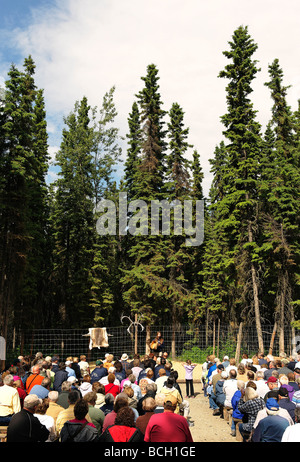 Junge Frau Athabascan erklärt Elemente ihrer Heimat Kultur Touristen Chena Dorf Alaska Stockfoto