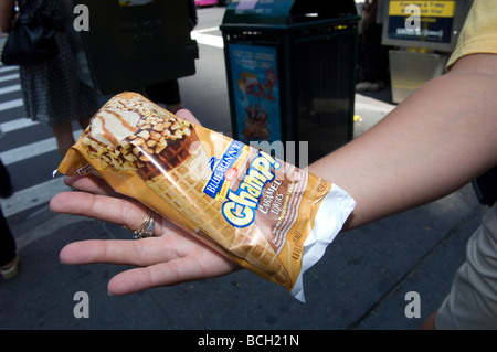 Blaue Hase Eis verschenkt 50 000 Champ Kegel im Herzen von New York manchmal eckig Stockfoto
